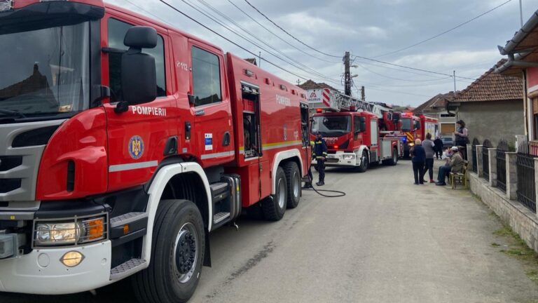INCENDIU VIOLENT în comuna Hărău. Două femei au primit pe loc îngrijiri medicale