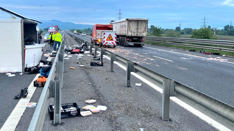 PASTĂ DE MICI pe autostradă. O dubiță cu produse de carmangerie s-a răsturnat între Simeria și Deva