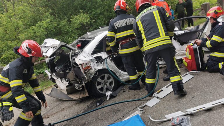 ACCIDENT MORTAL la Băița: mașina condusă de un tânăr BEAT s-a izbit de un parapet de beton