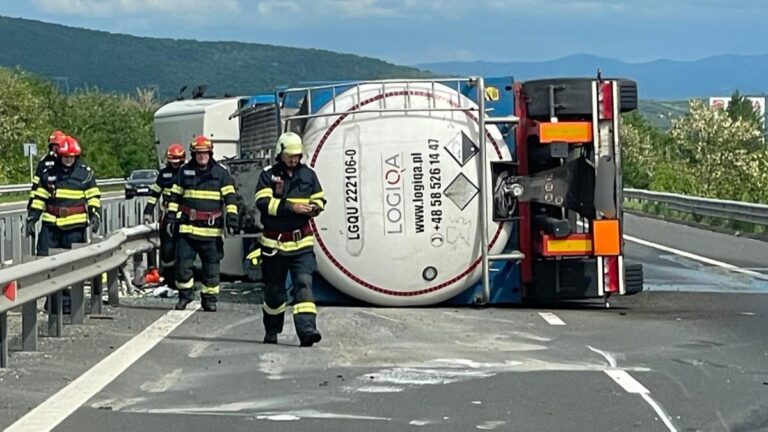 O CISTERNĂ CU OȚET s-a răsturnat pe autostrada A1, între Deva și Simeria. Trafic restricționat