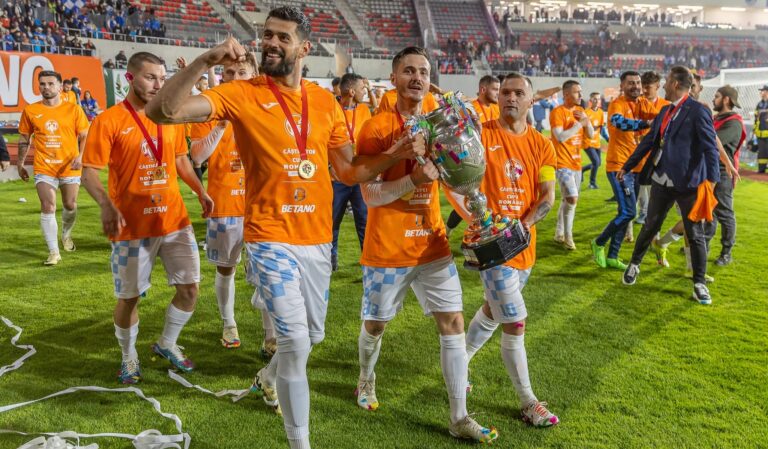 Jucătorii Corvinului vor prezenta oficial, la Deva, CUPA ROMÂNIEI. Autografe și sesiune foto cu campionii