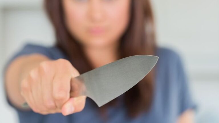 Femeia venită de la frontieră l-a TĂIAT și l-a DEPOSEDAT pe hunedoreanul de 69 de ani