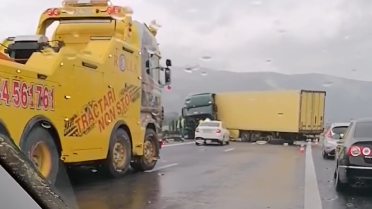 ULTIMA ORĂ: Accident pe autostrada A1, la Mintia. Explozia unei anvelope la un TIR – VIDEO