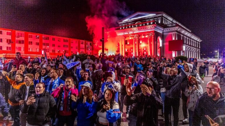 AL 12-lea JUCĂTOR. Ei sunt SUFLETUL CORVINULUI: 100 de imagini excepționale cu suporterii hunedoreni