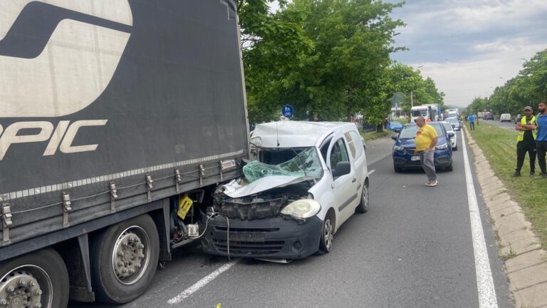 ACCIDENT la intrarea în Deva dinspre Mintia. Un autoturism a intrat sub remorca unui TIR