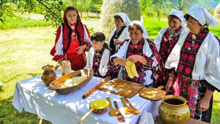 FESTIVALUL PLĂCINTELOR PĂDURENEȘTI începe vineri la Poiana Răchițelii. Vezi programul festivalului