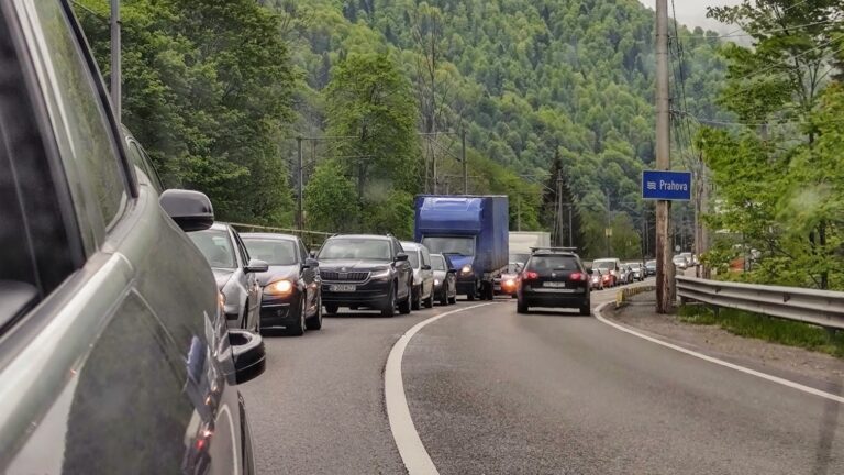 NEBUNIE: Traficul rutier pe Valea Oltului SE OPREȘTE timp de o lună! Se va putea circula DOAR NOAPTEA