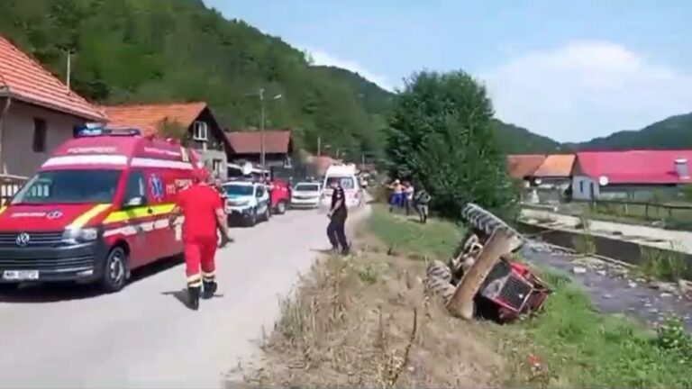 ACCIDENT: BĂRBAT RĂNIT GRAV după ce s-a răsturnat cu TAF-ul în albia pârâului – VIDEO