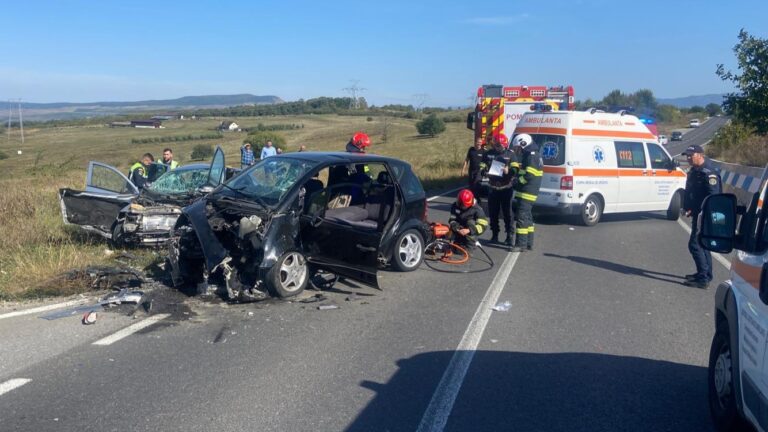 ACCIDENT GRAV cu cinci răniți pe șoseaua dintre Hunedoara și Călan. Două mașini s-au ciocnit frontal
