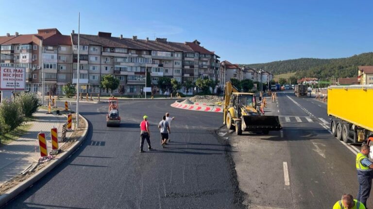 MINUNE MARE: După ȘAPTE LUNI de încordări, amărâtul de giratoriu din Hațeg ar putea fi finalizat