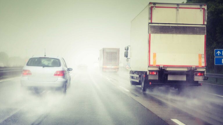POLIȚIA AVERTIZEAZĂ: Pericol de ACVAPLANARE pe autostrada A1, între Orăștie și Holdea