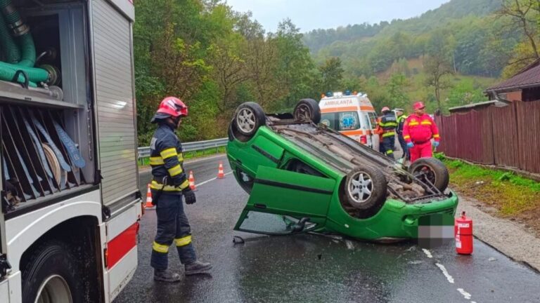 Un bărbat și o femeie au ajuns cu picioarele-n sus la Vălișoara
