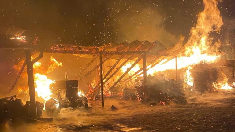 INCENDIU PUTERNIC la un șopru. Au ars două tractoare, două motocultoare și alte acareturi
