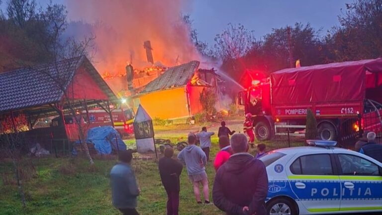 INCENDIU cu pagube mari, pompierii s-au luptat peste 4 ore cu flăcările