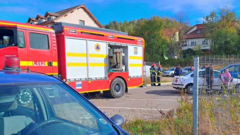 Copil de 4 luni, rămas blocat în maşină. Părinţii nu au lăsat pompierii să deschidă forţat portiera