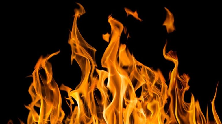 SE ÎNCINGE războiul omului cu băncile: Un bărbat de 52 de ani din Petroșani A DAT FOC LA DOUĂ BĂNCI
