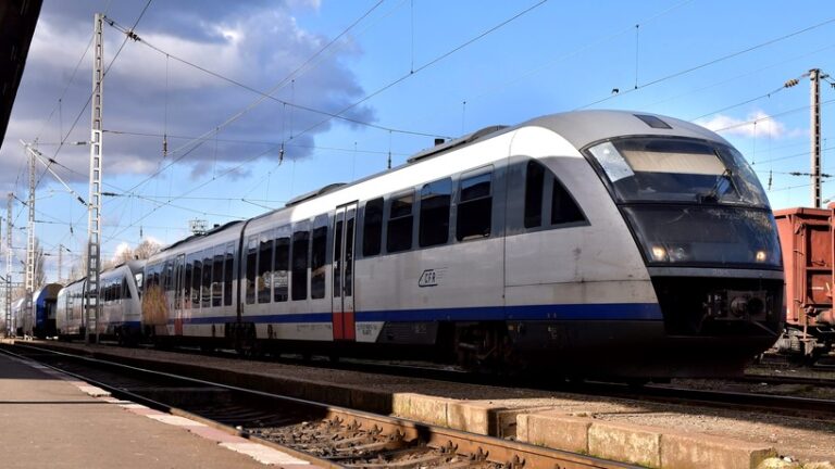 CFR: Traficul feroviar va fi închis temporar între Orăștie și Simeria. Călătorii vor fi transportați cu autocare pe acest segment