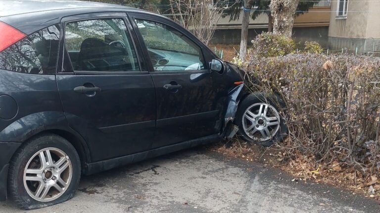 URMĂRIRE cu poliția pe străzile din Deva, în miezul zilei. Fugarul a dat cu mașina în gard și a fost capturat
