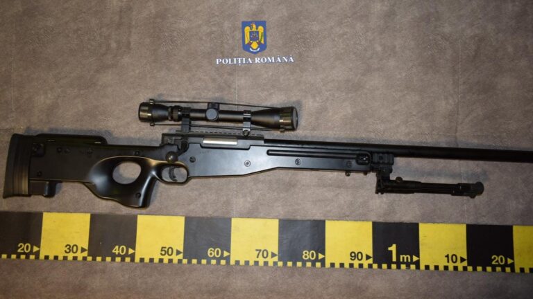 BRAD, ILEGAL: Polițiștii au descoperit o ARMĂ DE FOC deținută ilegal de un moț. Plus un pistol