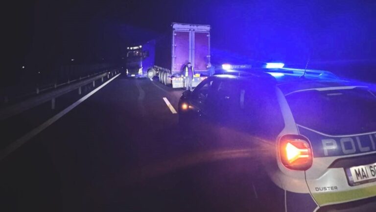 Vineri 13: TIR blocat pe autostrada A1, între Șoimuș și Dobra. Trafic restricționat