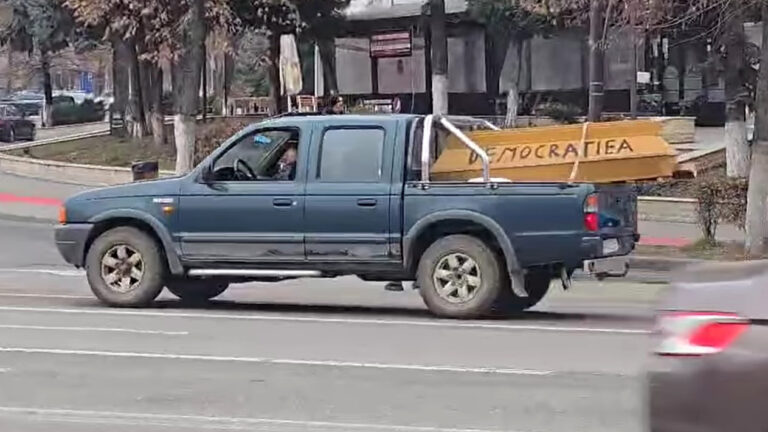 Bună dimineața la cafeluță. Opriți dricul, mortul vrea să bea un Cico!
