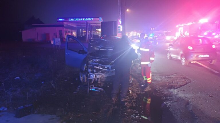 ULTIMA ORĂ: Microbuz cu 15 persoane implicat în accident, trafic restricționat