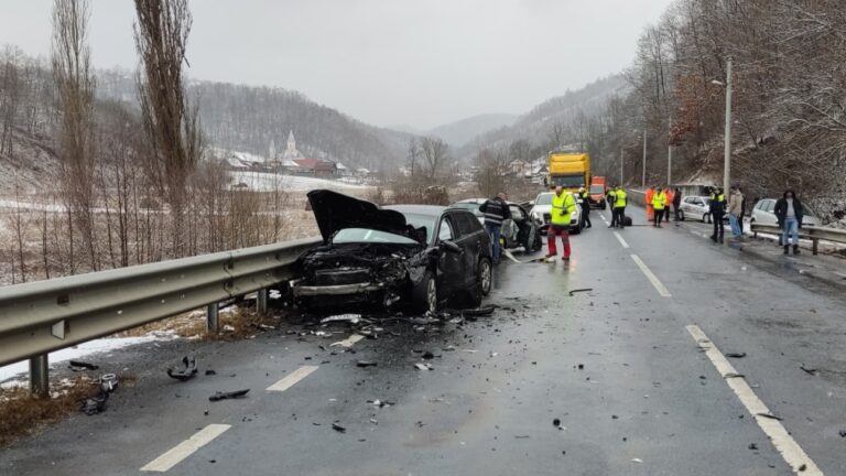 ACCIDENT între Deva și Brad, la Săliștioara. Două autoturisme s-au ciocnit frontal, doi adulți și un copil răniți