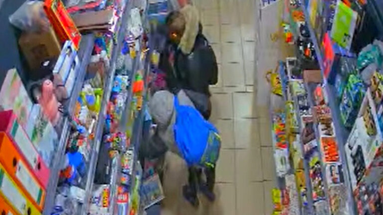 VIDEO: Copii surprinși când FURĂ la greu dintr-un magazin. Își umplu buzunarele și ghiozdanele ca profesioniștii