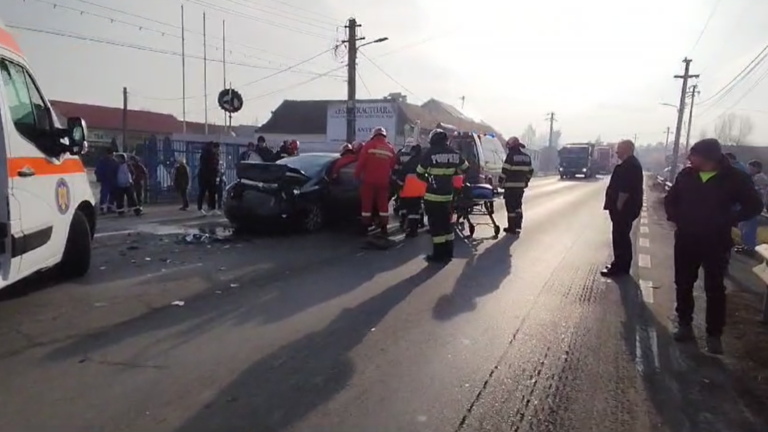 ACCIDENT la Simeria, miercuri dimineață. Două autoturisme s-au ciocnit, două persoane rănite