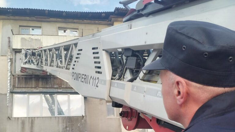 PANICĂ printre locatari: Le cădea blocul în cap! Pompierii au înlăturat pericolul – VIDEO