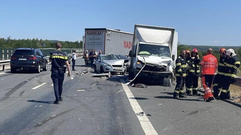 CARAMBOL pe autostrada A1 Nădlac-Deva: cinci autoturisme, un TIR și o autoutilitară s-au ciocnit, 14 răniți