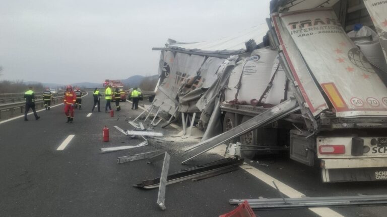 Accident cu două TIR-uri pe autostradă, între Simeria și Șoimuș. Trafic blocat pe ambele căi de rulare