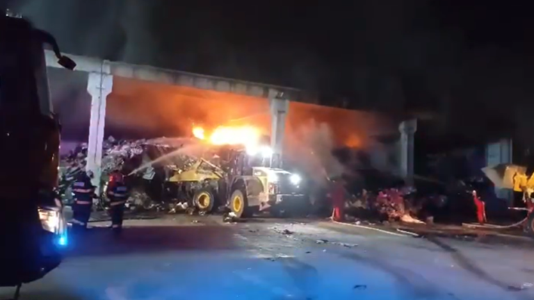 INCENDIU puternic în comuna Șoimuș. Pompierii au luptat cu flăcările toată noaptea – VIDEO