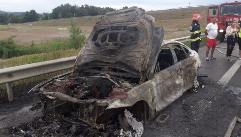 Maşină făcută SCRUM pe autostrada A1, în judeţul Hunedoara. Şoferul şi cei doi pasageri au scăpat cu viaţă