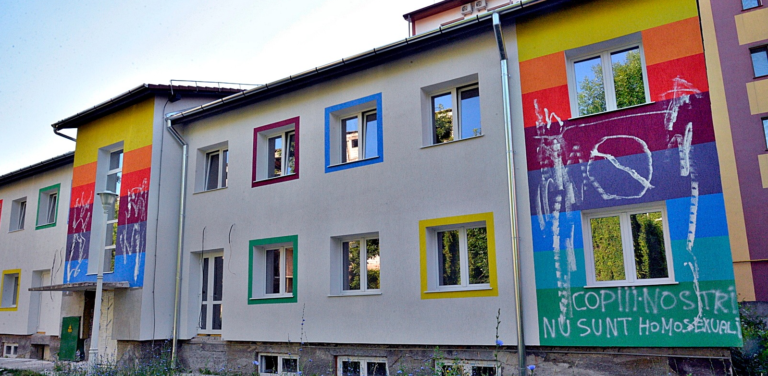 Grădiniță VANDALIZATĂ în Hunedoara. Mesajul scris de agresori: COPIII NOȘTRI NU SUNT HOMOSEXUALI