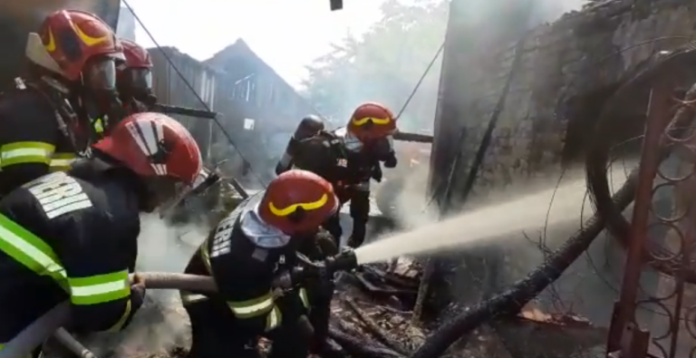 INCENDIU VIOLENT în localitatea Aurel Vlaicu, pericol de explozie! VIDEO + GALERIE FOTO