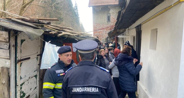 Oameni EVACUAŢI la Aninoasa din clădirile afectate de cutremure. Ei vor locui în containere metalice