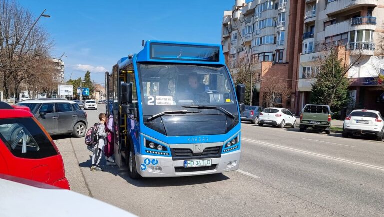 Devenii călătoresc deja cu noile MICROBUZE ELECTRICE. Pe ce trasee din oraș circulă acum vehiculele ecologice