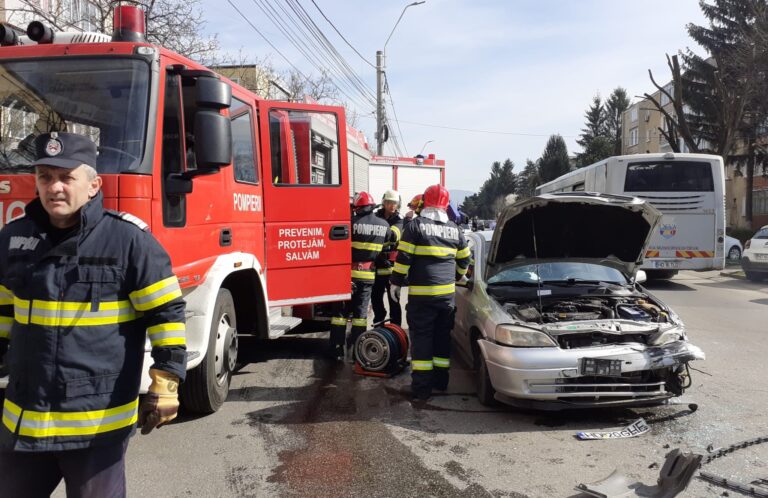 ACCIDENT pe bulevardul Bălcescu din Deva. Un șofer de 74 de ani a ajuns la spital