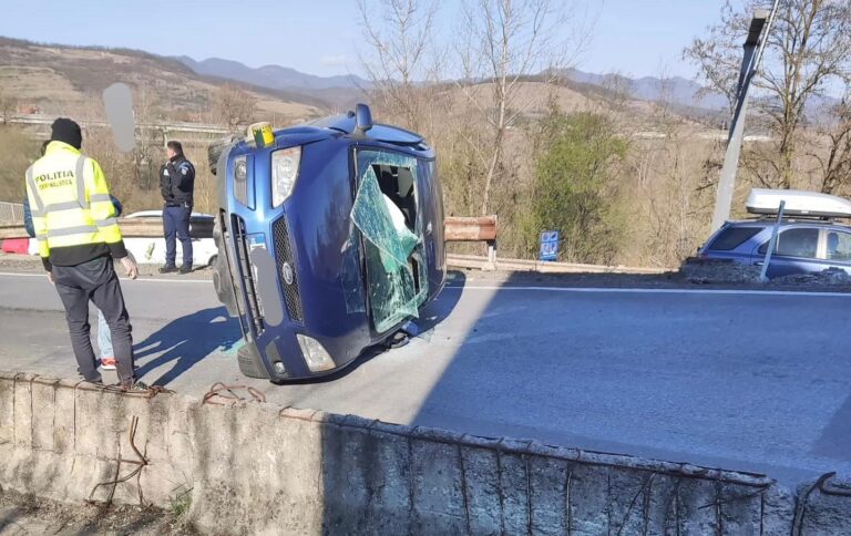 ACCIDENT la Şoimuş, la ieşirea de pe podul peste Mureş. ŞOFERUL ERA RUPT DE BEAT