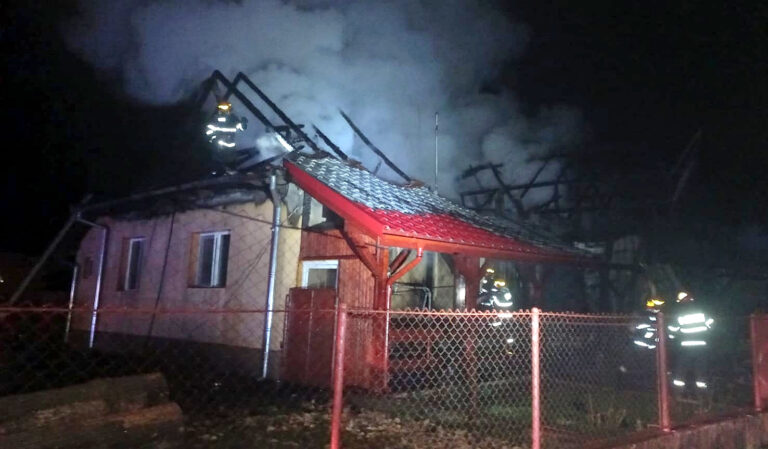 INCENDIU duminică noaptea, au intervenit pompierii din Deva. O casă a ars de la un scurt-circuit electric