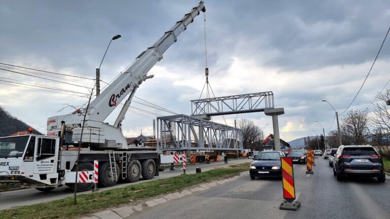 Trafic rutier RESTRICȚIONAT pe Calea Zarandului din Deva. Se montează PASARELA pietonală peste calea ferată și DN7
