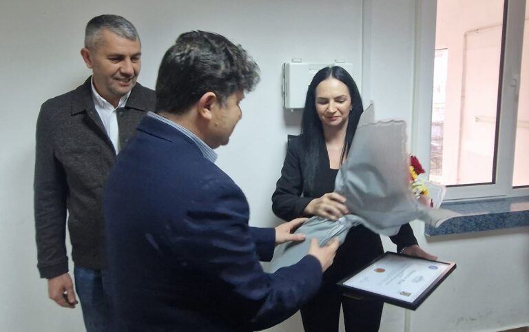 Cine este POLIŢISTA VIGILENTĂ care a împiedicat infractorul să obțină ILEGAL un pașaport. A fost premiată