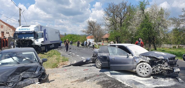 ULTIMA ORĂ: ACCIDENT GRAV pe o şosea din vestul ţării, trafic blocat pe ambele sensuri de mers – FOTO