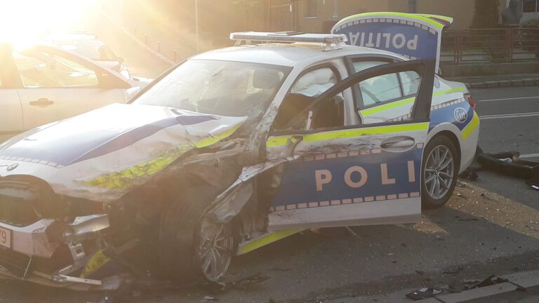 Cum arată primul BMW al Poliției făcut praf! Accident cu trei mașini în Cluj-Napoca