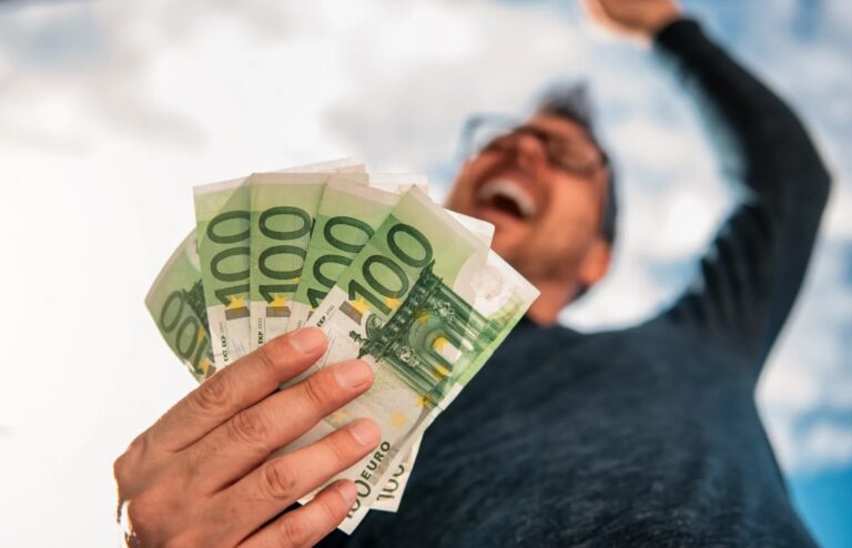 A găsit pe stradă 10.000 euro. Ce noroc! Apoi a apărut Poliția și…