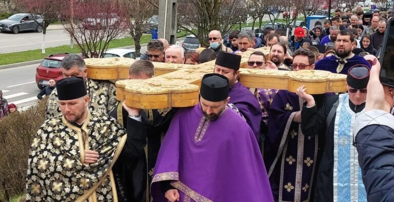 Mulţime de credincioşi la DRUMUL CRUCII din Valea Jiului, în Vinerea Mare