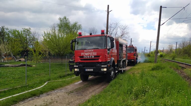 INCENDIU violent la Batiz. Pericol de explozie de la două butelii încărcate
