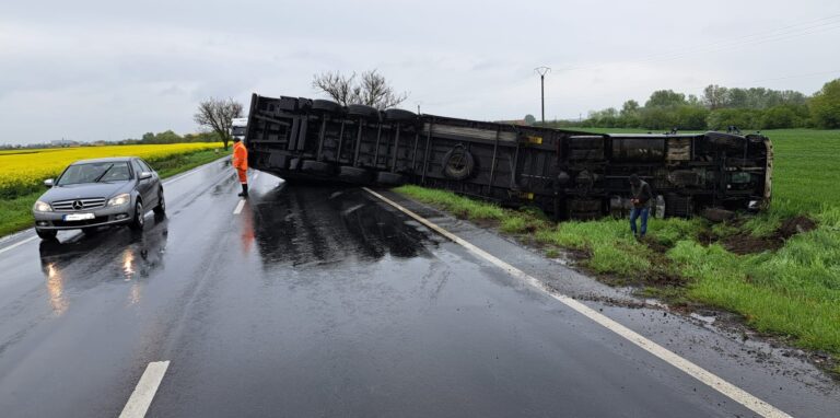 ACCIDENT: TIR răsturnat pe DN7, între Pecica și Arad. Circulație îngreunată