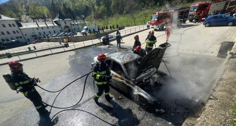 Maşină DISTRUSĂ DE INCENDIU în parcarea Mănăstirii Prislop